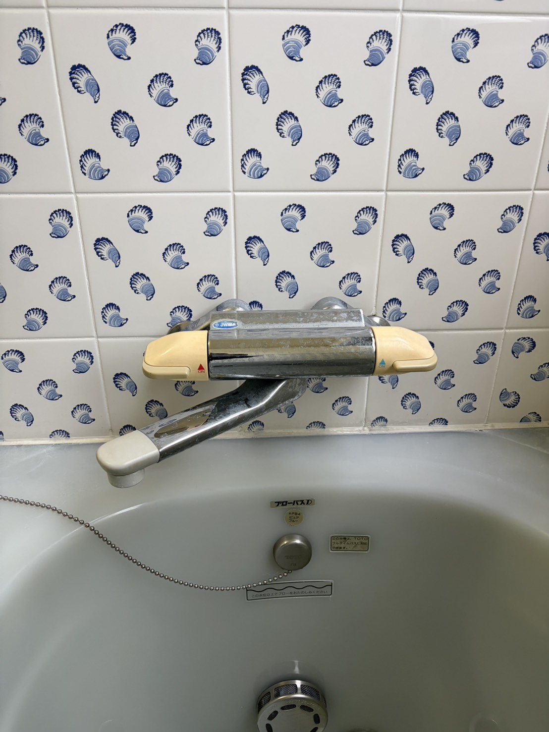 浴室のサーモスタット混合栓交換の施工前。水垢の付いた古い水栓