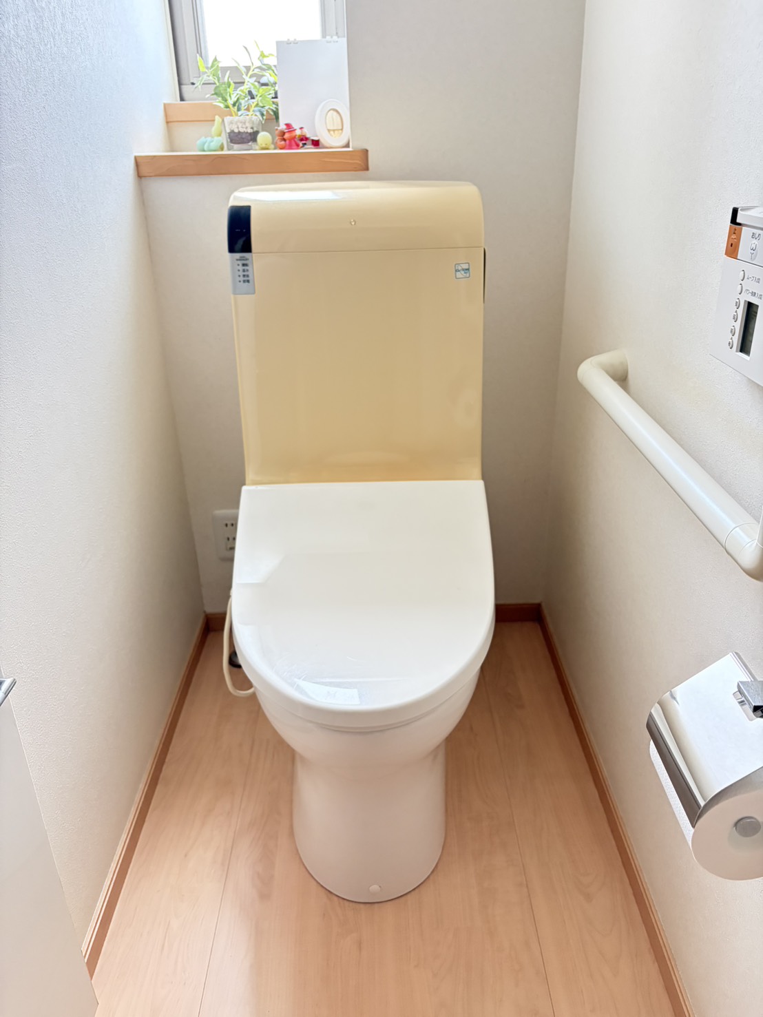 トイレ交換工事の施工前。古くなったトイレ
