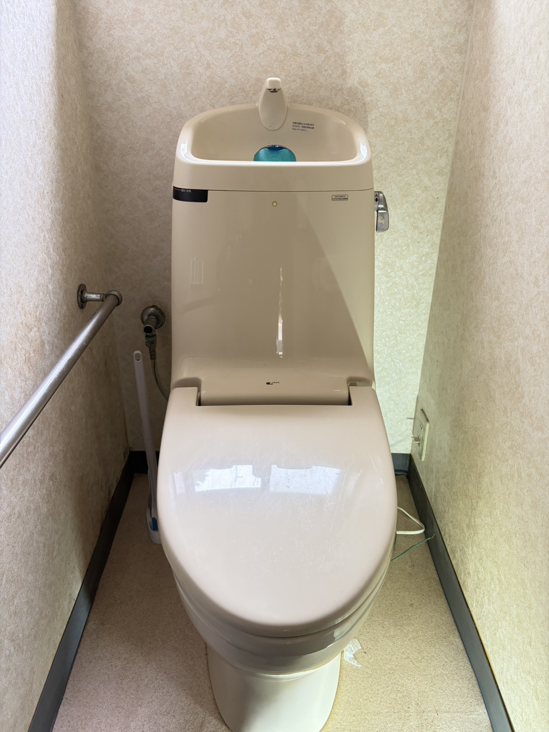トイレ交換工事の施工前。古くなったトイレ